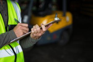 gruista compila foglio di lavoro
